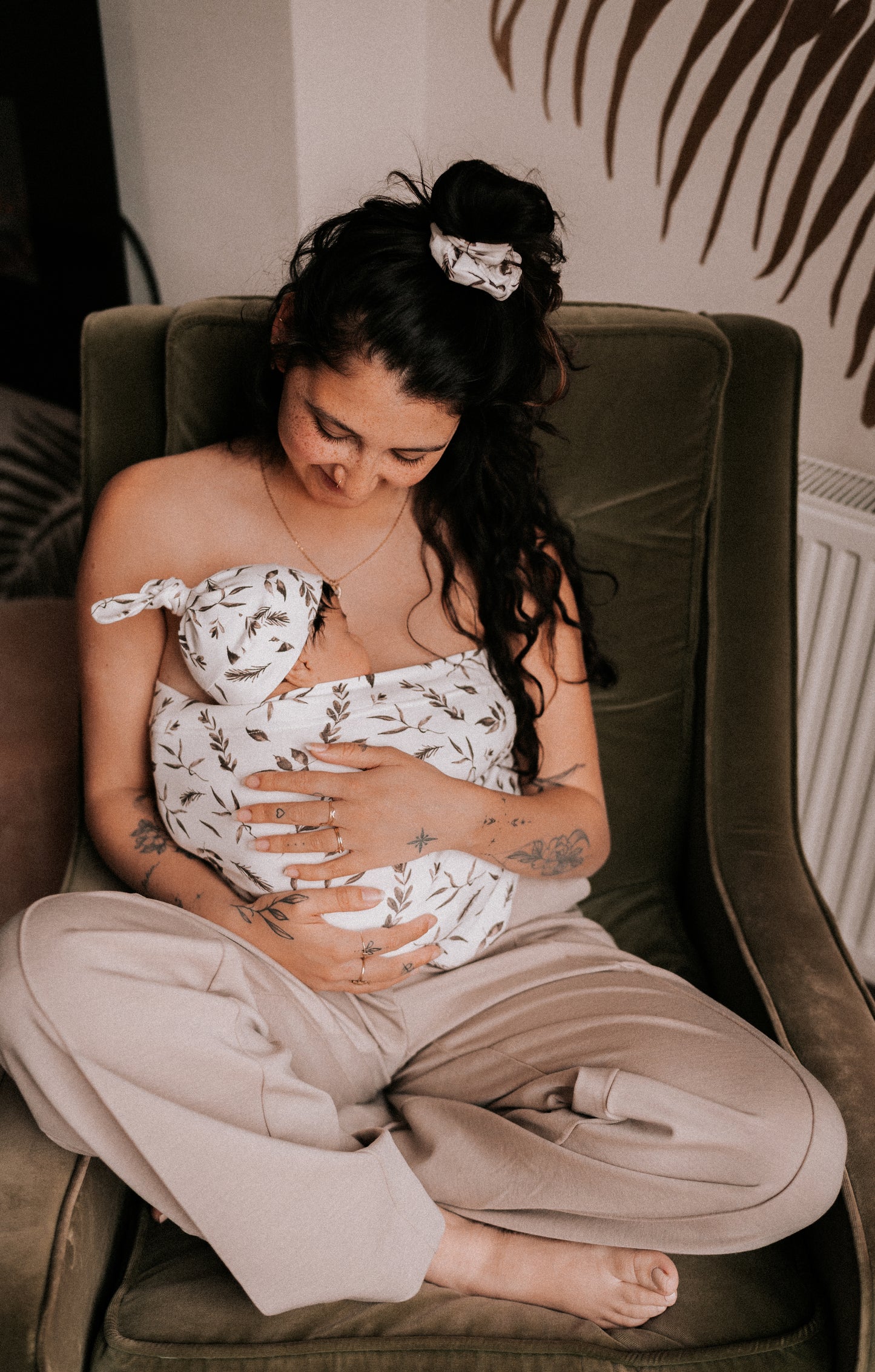 Newborn hat - top knot - Taupe Leaves