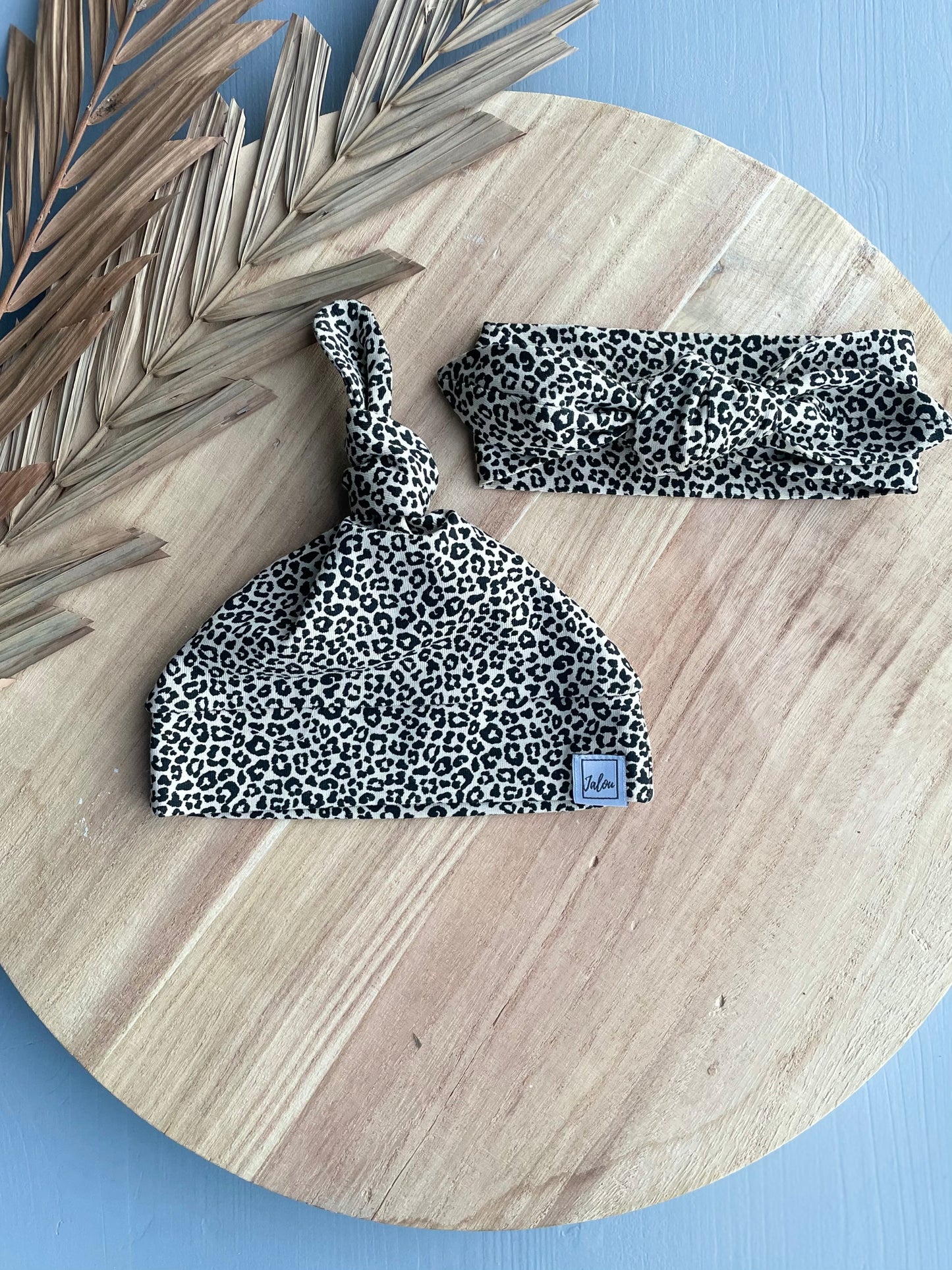 Newborn mutsje - top knot - Sandy Leopard